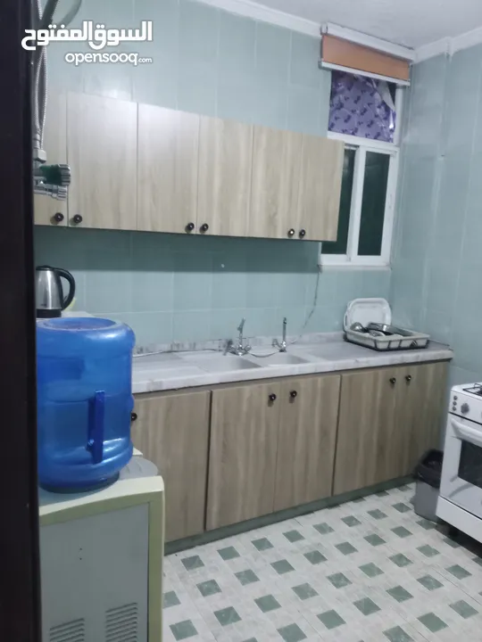شقه مفروشه  طابق ارضي  بالزرقاء جبل طارق   قريبة من الخدمات
