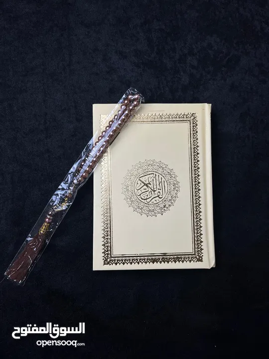 سجادات صلاة مع قران ومسبحة نفس اللون ماوفر الوان بيج وسكني ونهدي
