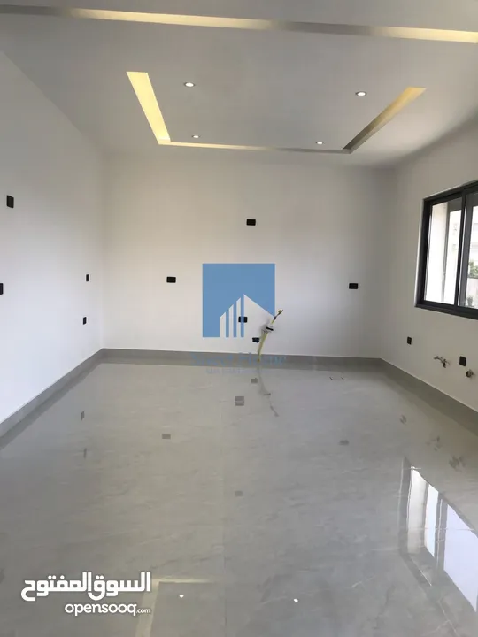 شقة فاخرة للبيع في الكرسي - خلف إدارة السير طابق اول 165م تشطيب سوبر ديلوكس لم تسكن