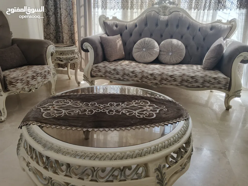 طقم كنب نيو كلاسيك وكاله مع طقم طاولات 3 قطع