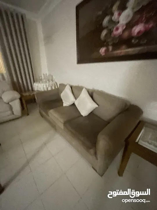 طقم أرائك بني فاخر بحالة شبه جديدة وحدة 2 كراسي وحدة 3 كراسي 160سم و 222سم  السعر قابل لل مفاصلة