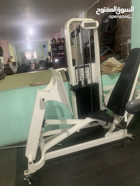 نادي بناء أجسام ولياقة بدنية للبيع