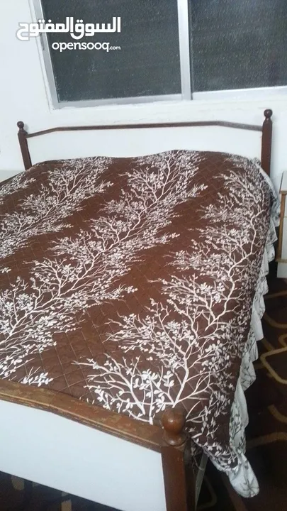 سرير نوم مزدوج خشب لاتية 18بحاله جيدة جدا للبيع بدون الفرشه