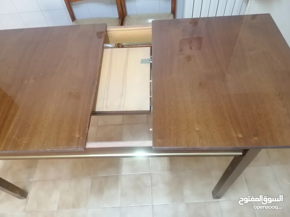 للبيع ثلاث تريات وطاوله مطبخ