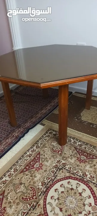 كنب مستعمل طاولة مع بترينه غرفه نوم