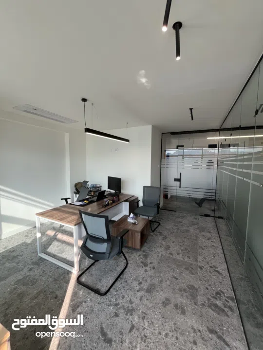 مكتب فخم جدًا للإيجار – تنازل عن عقد إيجار (فرصة مميزة) جاهز للتسليم الفوري