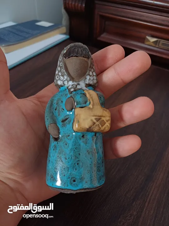 مزهرية صغيرة لفتاة الزهور  قطعة حرفية