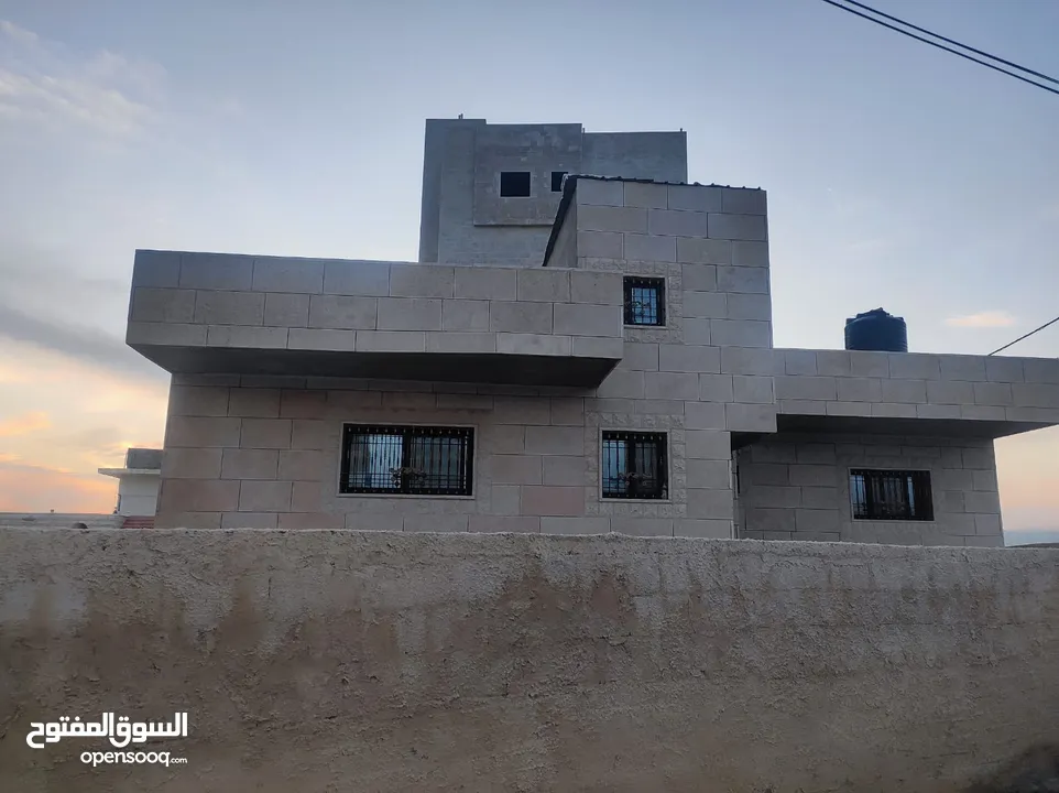 ارض مساحة 550 متر وبناء قائم 240م مع طابق ارضي عبارة عن موقف سيارات