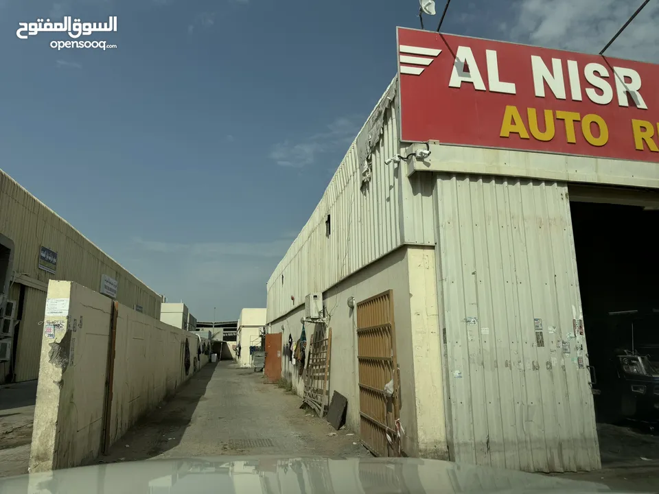 للبيع  ارض تملك حر مقابل المزادات  الصجعه اربع  مستودعات وسكن عمال 32 غرفه  31،677 قدم دخل 600،000