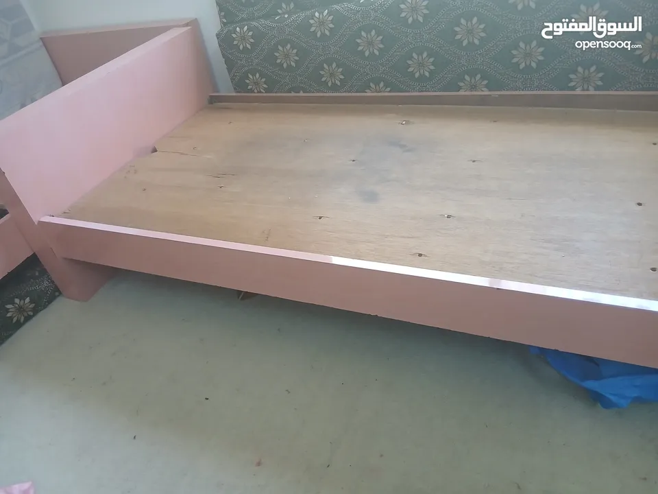 2 تخت بلون الزهري بحاله جيده جدا