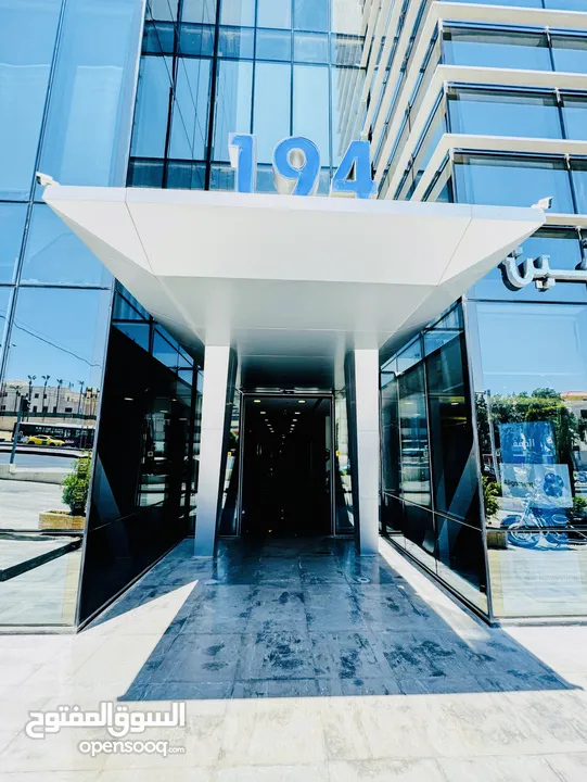 مكتب مفروش بموقع مميز ومجمع فخم للايجار في عبدون