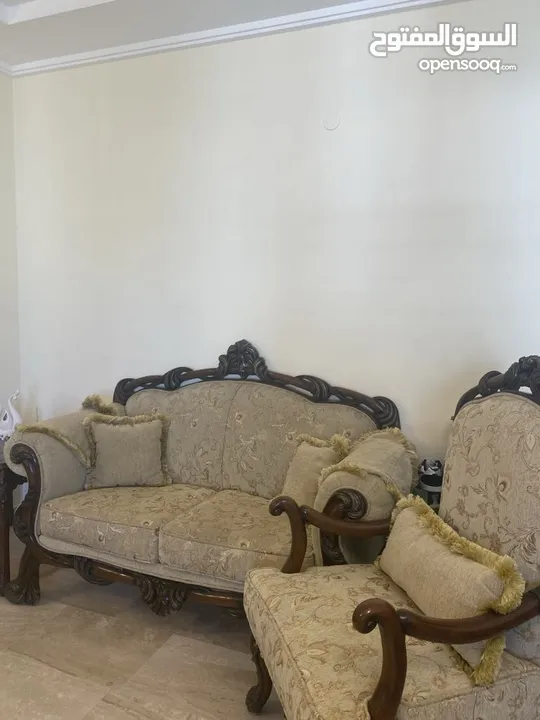 طقم كنب بحالة جيدة للبيع