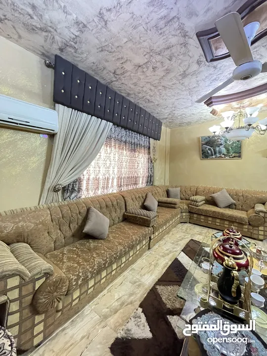 كورنر اماراتي خليجي مريح لغرفة جلوس او معيشه بلون عسلي مميز السعر 130 دينار السعر قابل للتفاوض