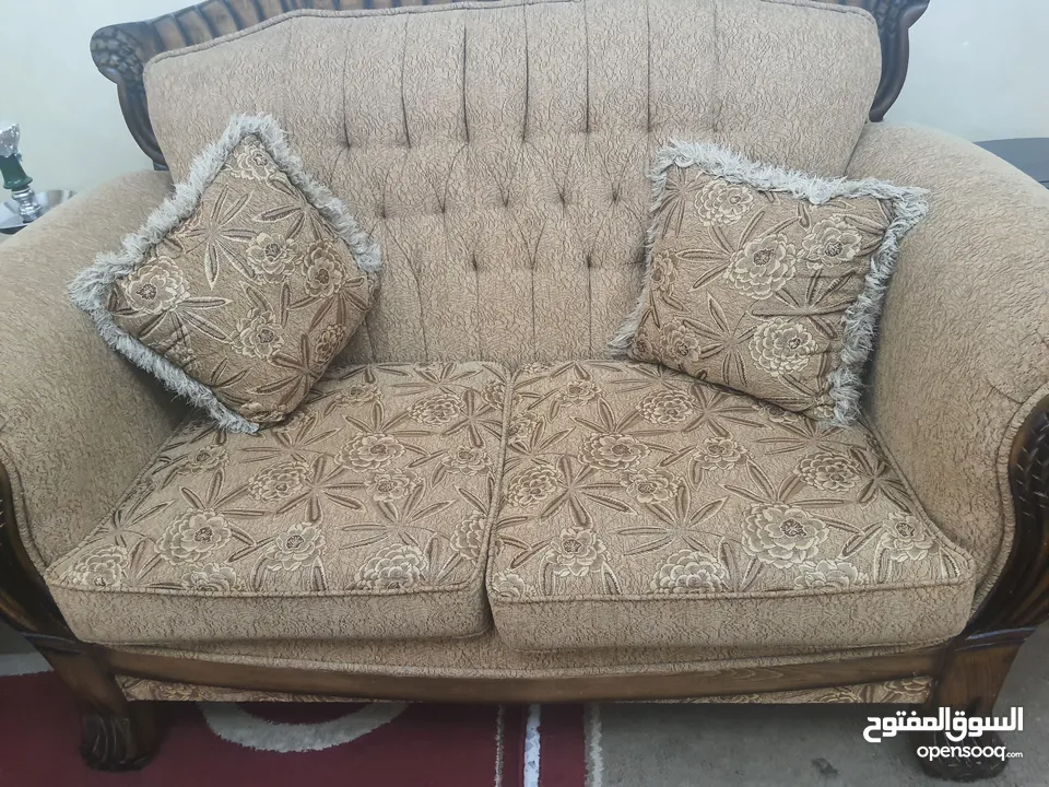 كنب خشب ثقيل بحالة ممتازه جدا
