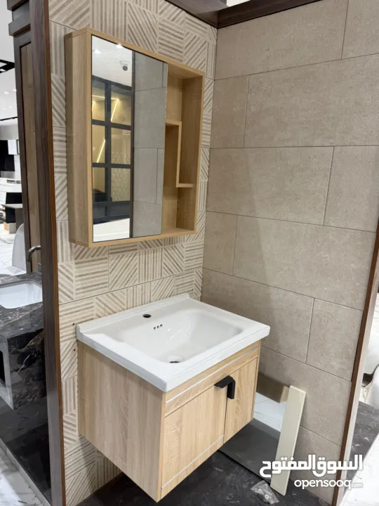 ادوات صحية مشكلة جديدة في معرض للبيع مراحض مغاسل حنفيات مجالي وسرميك مشكل للبيع كميه داخل المعرض