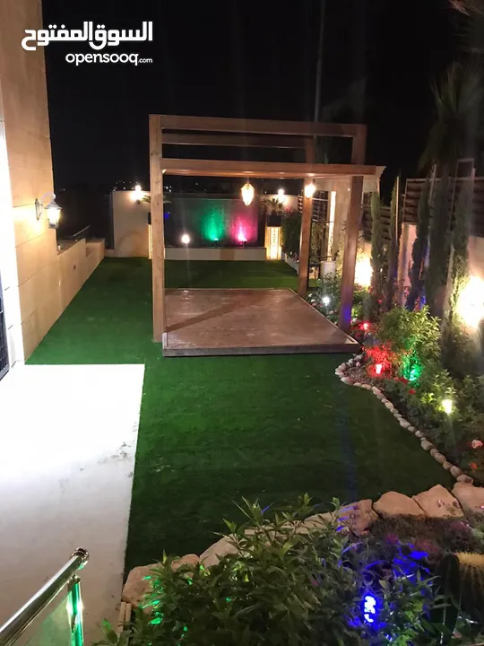 عشب صناعي (ترتان) وأشجار و ورد صناعي
