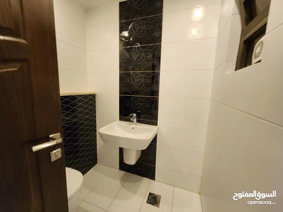 شقة فارغة للبيع في دير غبار  ref : 14242