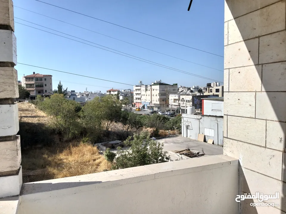 شقة للايجار حلحول الشارع الرئيسي