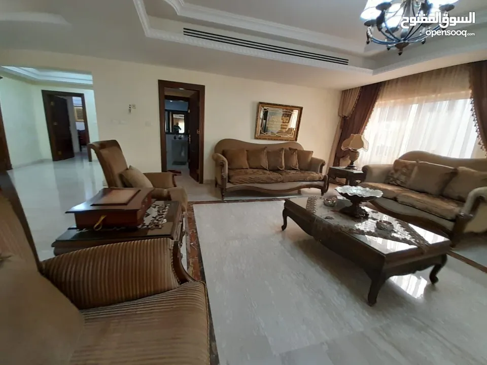 شقة طابقيه ( معلقه مستوى الشارع ) فارغة في دير غبار للبيع  ref : 14182