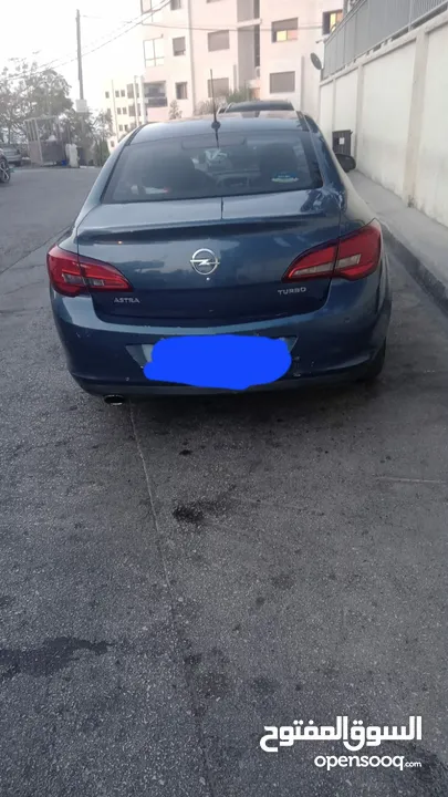 أوبل أسترا 2015 أوتاماتيك ماتور 1400 سي سي تيربو فتحة بالسقف لون أزرق