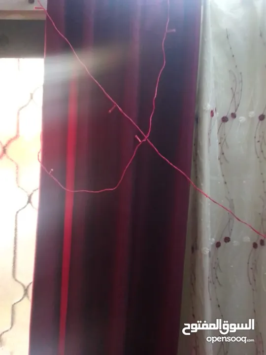 بردايه لون خمري قماش ثقيل كامله مع الجسر ولا غلطه بحاله ممتازه عدد واحد فقط