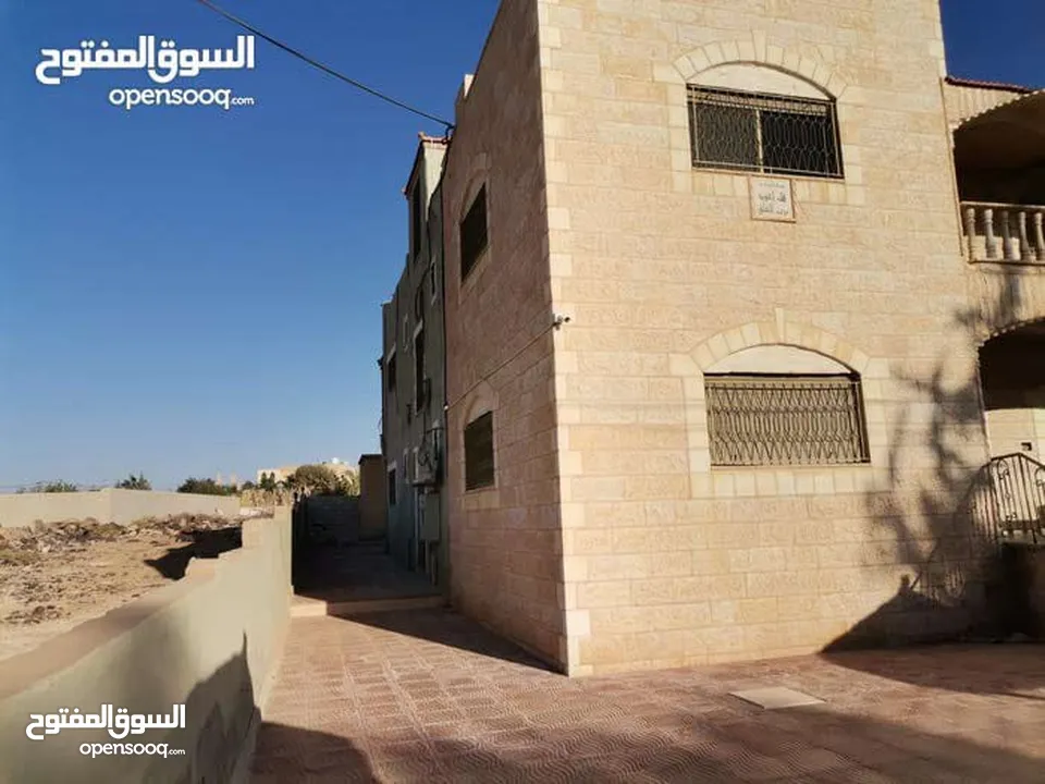 منزل مستقل للبيع مساحة 442 مكون من طابقين  الطابق الاول مستقل وشقتين الطابق الثاني كل شقه مستقله