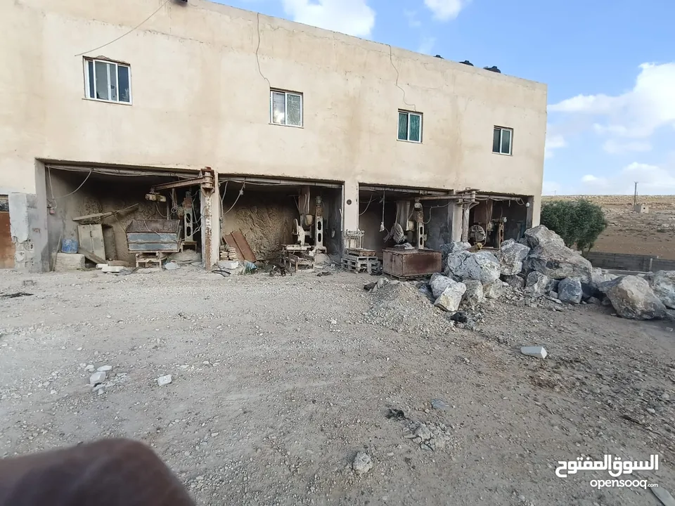منشار حجر ورخام مع الارض للبيع بسعر مغري............................................................