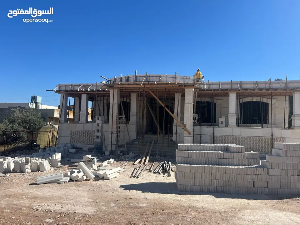فيلا عظم 560م على قطعة أرض 1035متر على شارع البترا للبيع