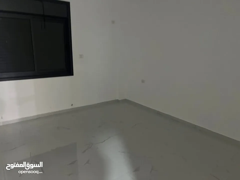 شقه فارغة للايجار في عين منجد لم تسكن من قبل