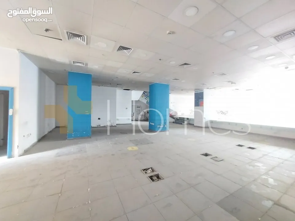 معرض يصلح لكافة الاعمال التجارية للبيع في شارع عبدالله غوشه