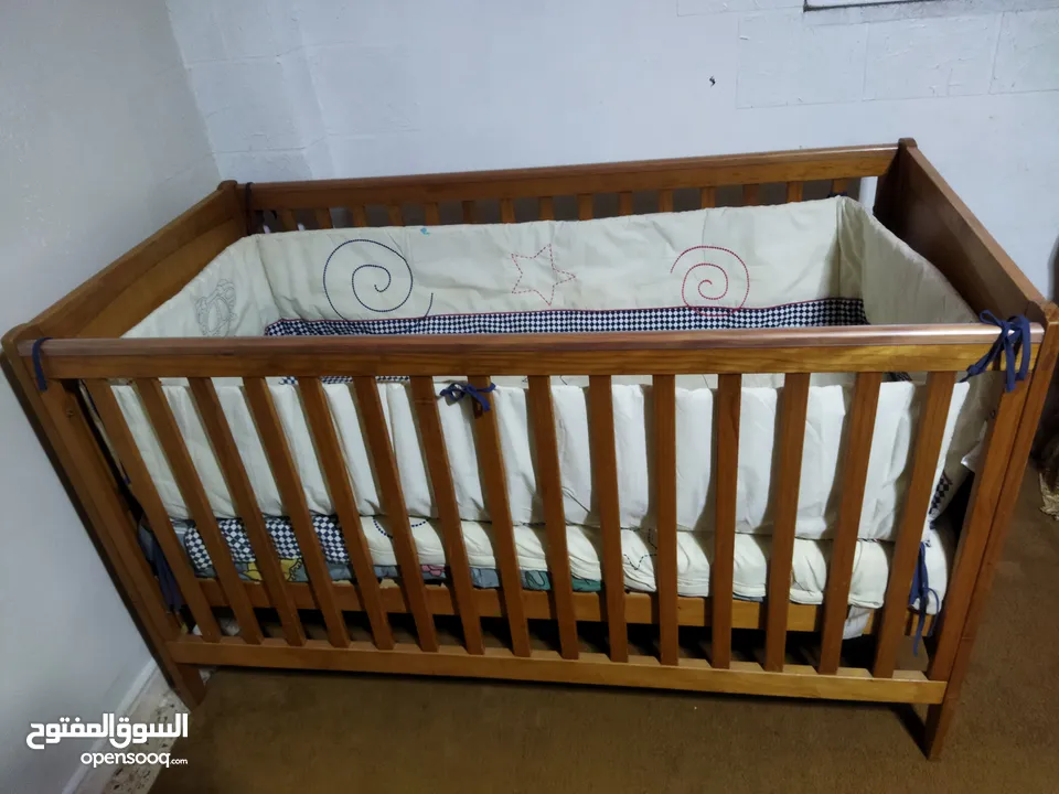 سرير اطفال ماركة  Mothercare  صناعة بريطانيه    أبعاده  140 *70*88