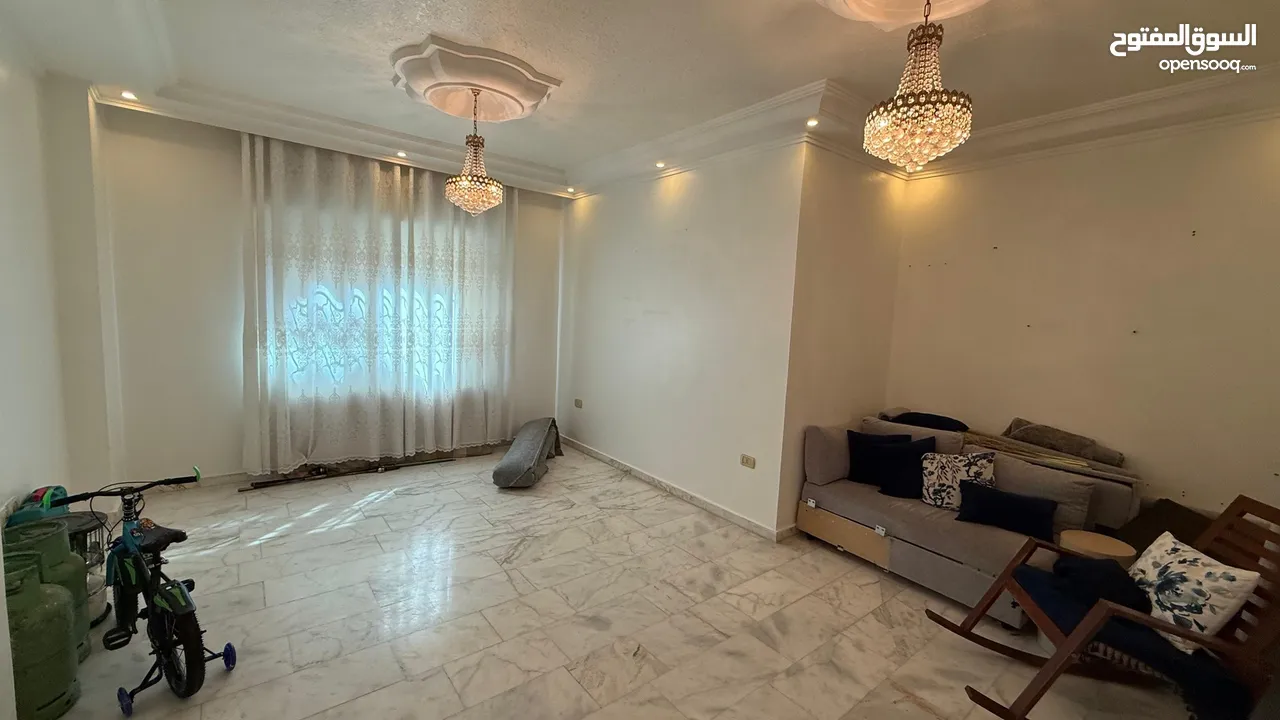 شقه فاخره للبيع  من المالك مباشره  سعر قابل للتفاوض بشيء بسيط مميزه جدا جدا  مع غرفه خارجيه و حديقه