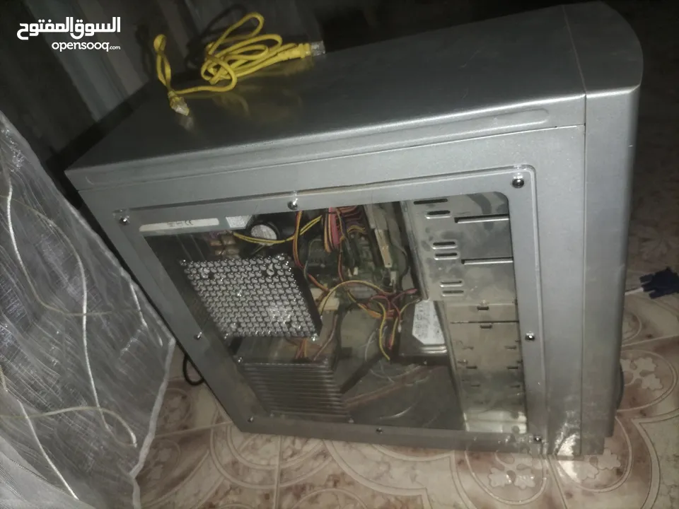 كمبيوتر مستعمل قديم شغال مع كيبل للتشغيل عليه مروحه زياده للتبريد الكيس مرتب ببين اي جواه زي الجيمنج
