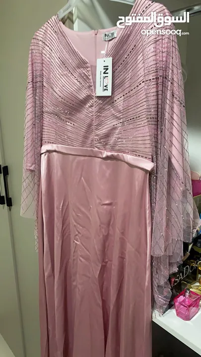فستان جديد غير ملبوس سعر شراء 450 للبيع بي 250 يوجد لدي فساتين اعراس اخرى
