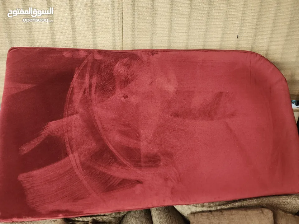 طقم كنب جلوس نوع زاوية  يكون من قطعتين بلونين خمري وبيج