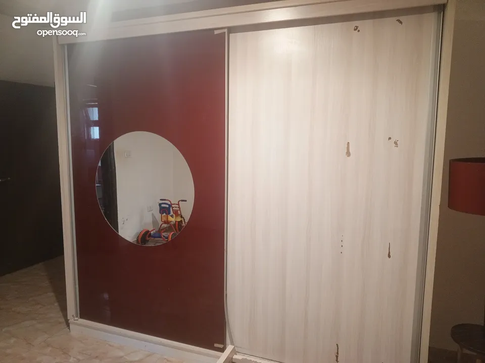 تخت مجوز مع خزانة مع 2 كوميدينا للبيع