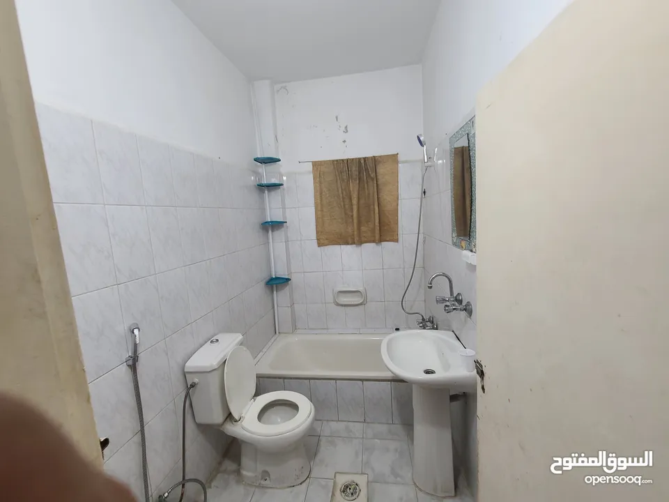 شقة طابق شبه ارضي للبيع العاجل بسبب السفر موقع مميز جدا قريب من كل  الخدمات
