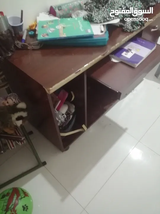 طاوله مكتب تصلح للدرسه تصلح ايضا طاوله كمبيوتر. لها ثلاثه جرارات