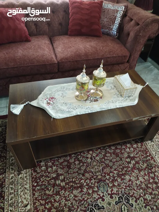 طاولة وسط مع طربيزات خدمة