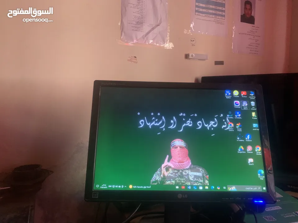 شاشة LG للبيع  بسعر 10 واللون تبع الشاشة ضارب على خضار بس مش مأثر على اي اشي