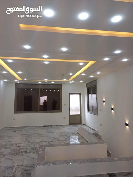 شقه ثالث فني 220 م دوبلكس مع رووف جنوب بوابه اللوازم لجامعه اليرموك خلف صيدليه الرازي