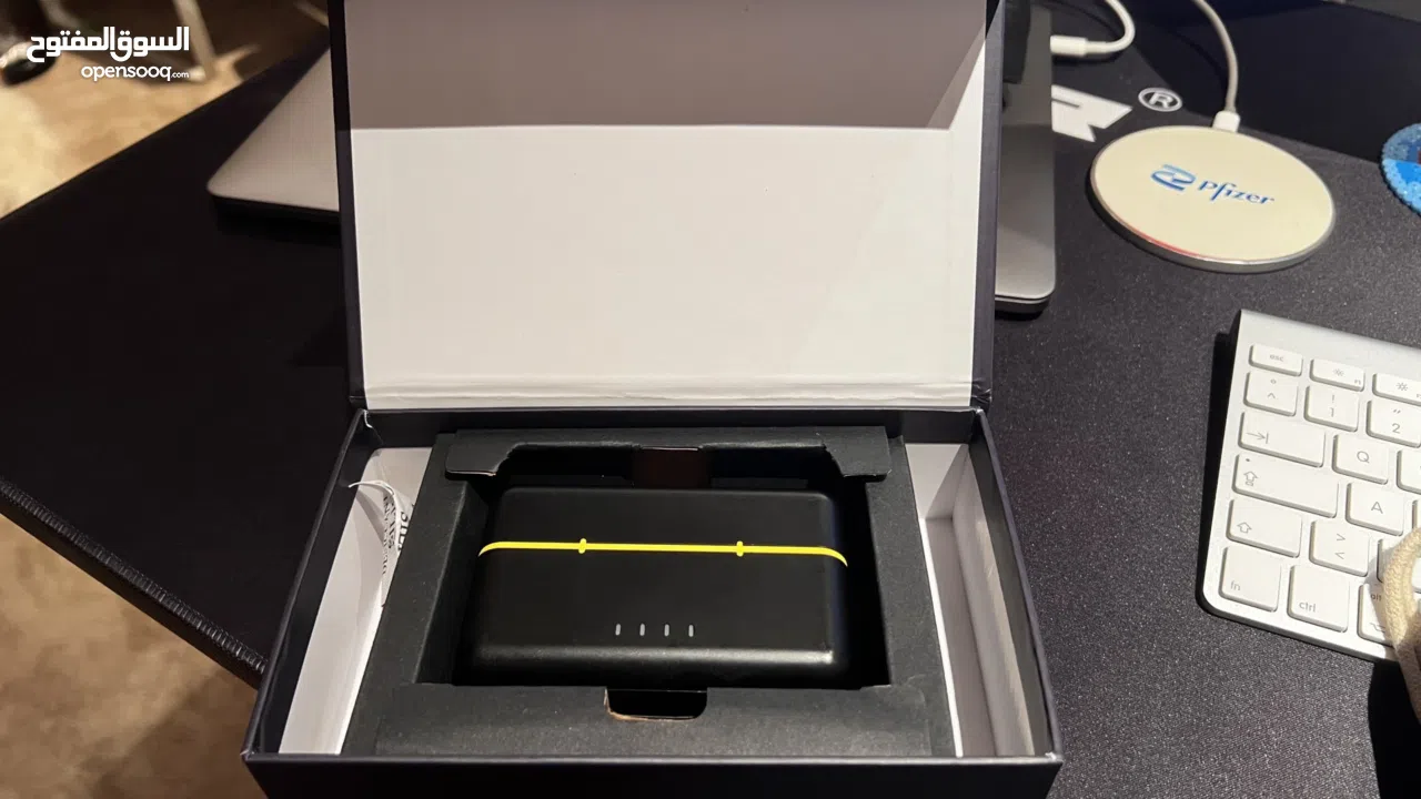 The brand is NEEWER and the model is CM28 Microphone