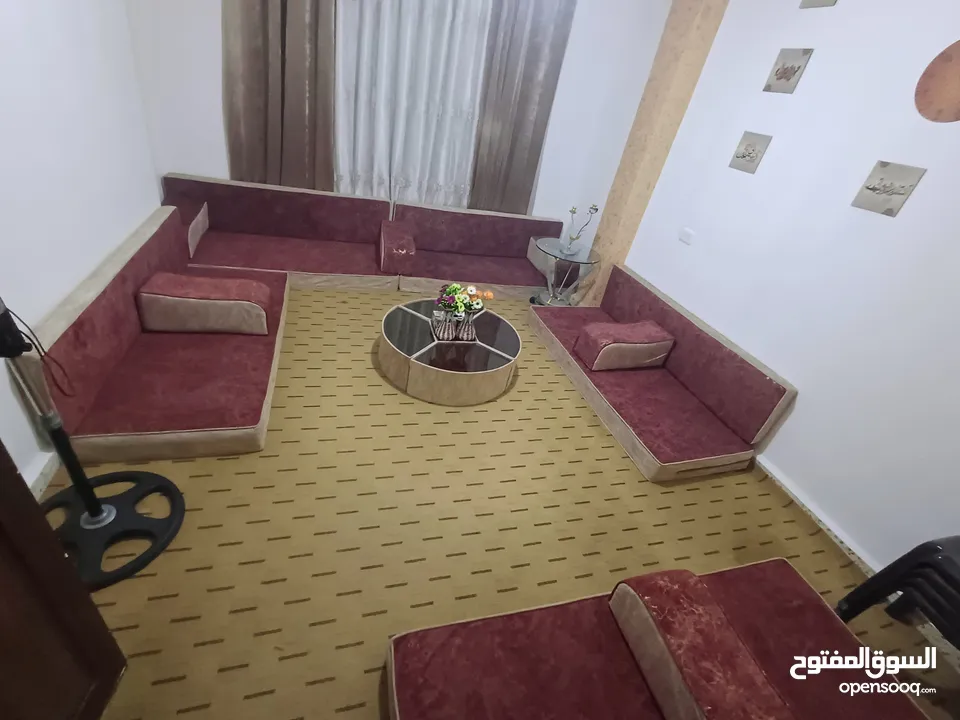 غرفة قعدها مع برادايه و طاوله خمس جنابي قعدها