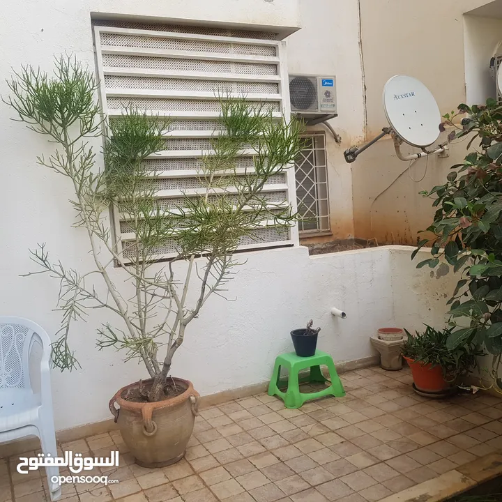 شقة مفروشة متكونة من غرفة و صالة للايجار باليوم على طريق المرسي في تونس العاصمة