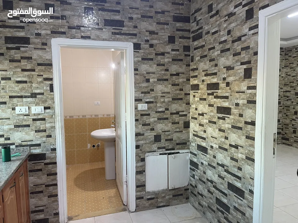 Unfurnished studio for Rent in Al-Jandawel near to King Al-Hussain Business Park (KHBP) استديو فارغ