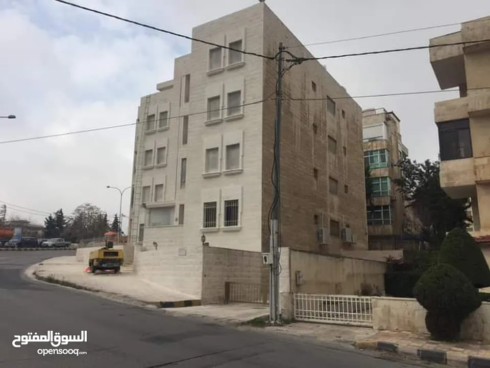تنظيف حجر بالقذف الرملي.