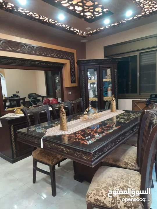 طاولة سفرة مع 8 كراسي ديكورات وخزانه ومرايه معها خزانه