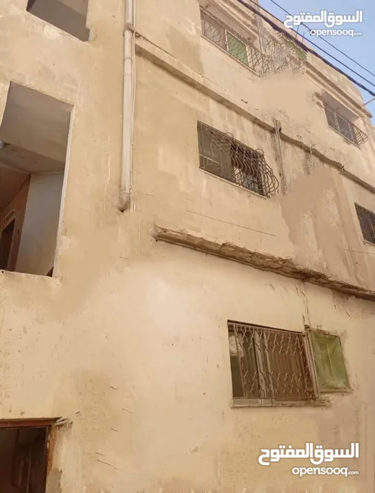 عمارة للبيع مكونة من ثلاث طوابق وتسوية  + بيت مستقل