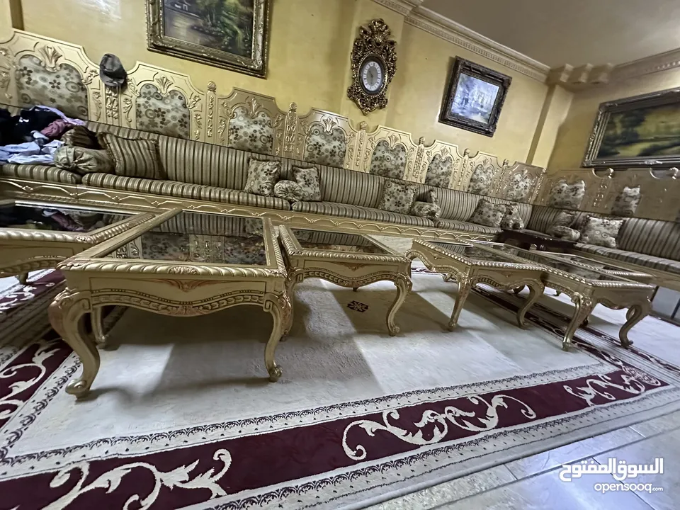 طاولة سفره مع لوح سكريت و 10كراسي مع بيرو ومع  وكومادينا  طقم مغربي مع طاولتين وسط خشب زان حفر
