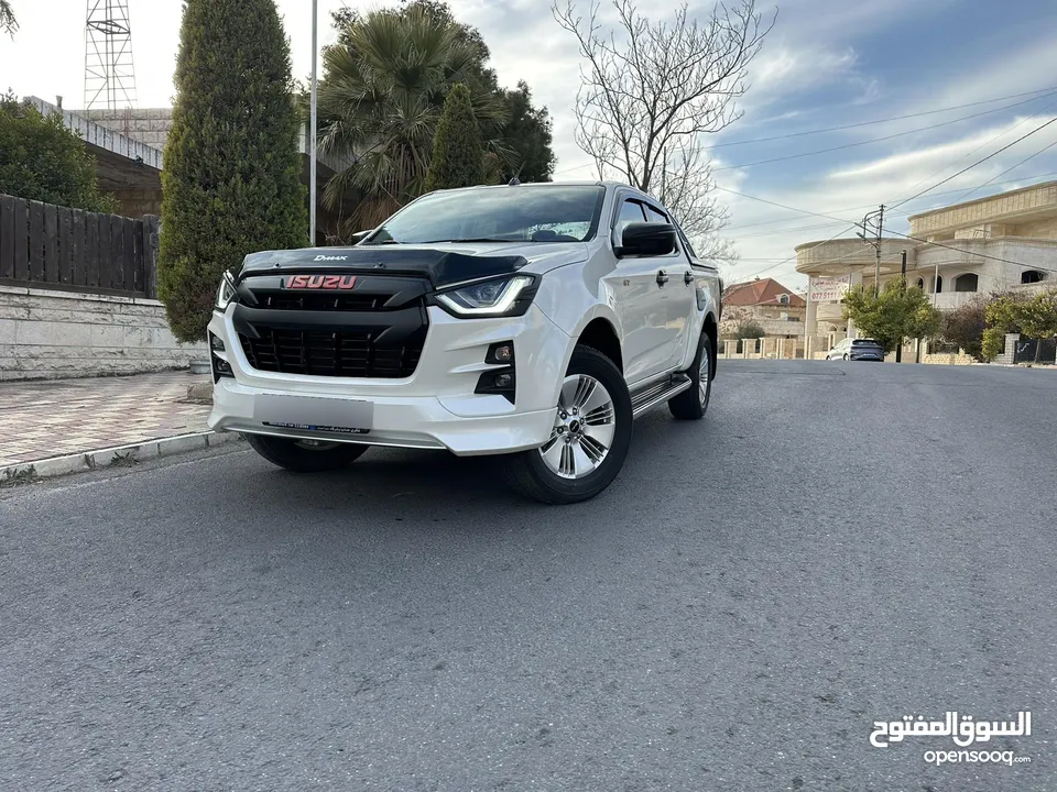 ISUZU DMAX   Kit  GT موديل 2024 لون ابيض لؤلؤ مميز